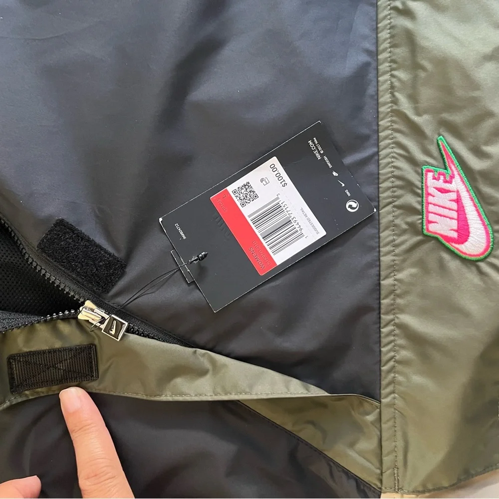 Women’s Nike Black and Green Windbreaker Jacket - Picture 5 of 7
